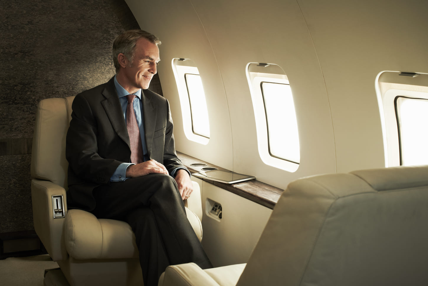 Hombre sentado en la cabina de un avión