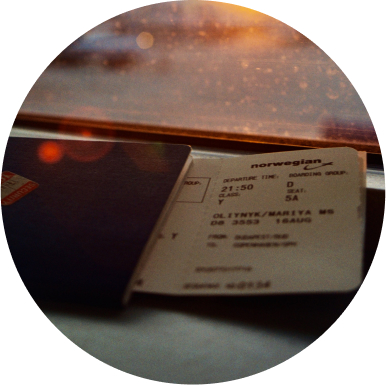 Boleto de avión dentro de un pasaporte