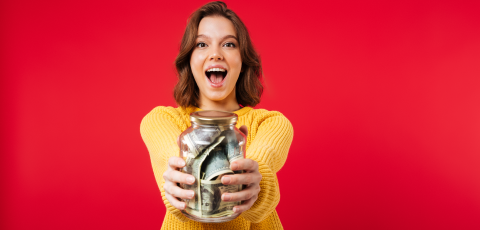 mujer sosteniendo una alcancia de ahorros