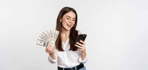 mujer sonriente usando aplicacion movil para cambiar dolares
