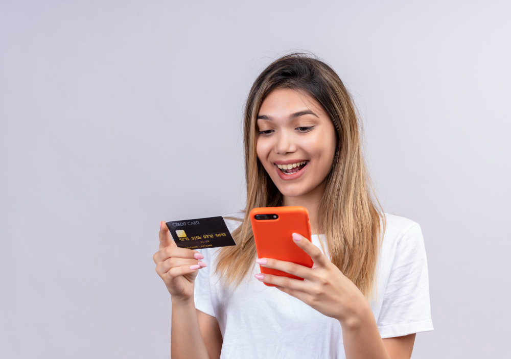 mujer alegre pagando su tarjeta de credito
